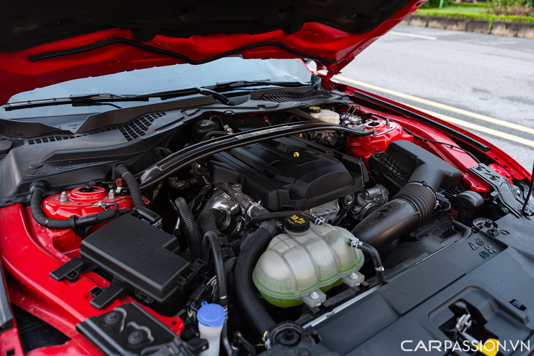 Hai ghế trước của xe có trang bị tính năng chỉnh điện kết hợp với chỉnh cơ nhằm đem tới các thao tác tiện nghi cho người lái. Hàng ghế sau của xe có không gian để chân nhỏ, chính vì thế sẽ phù hợp hơn với không gian để đồ hoặc dành cho trẻ em. Tuy nhiên, người lớn vẫn có thể ngồi ở hai vị trí này cho dù sẽ hơi chật chội.