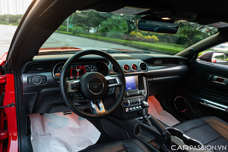 Ở phía sau, xe cũng được trang bị logo ngựa hoang với ba đường sọc đặc trưng trên nhiều chiếc Mustang. Các đường viền quanh xe đều được hoàn thiện bằng màu đen bóng. Hệ thống âm thanh nguyên bản đã được thay bằng loại On/Off 4 chế độ giúp tiếng nổ của xe mạnh mẽ hơn.