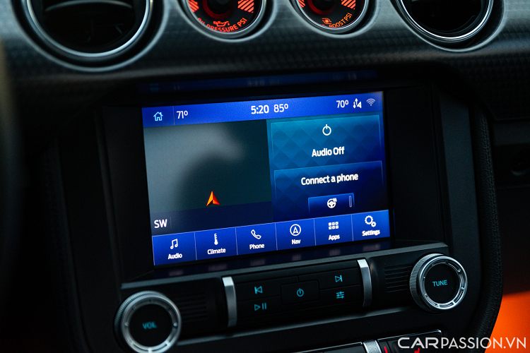 Khoang nội thất của xe mang tông màu tối, ghế ngồi được bố trí theo dạng 2+2 với ưu điểm hàng ghế sau khá rộng rãi. Hầu hết các chi tiết trong nội thất của xe đều được bọc da màu đen giản đơn khác biệt với ngoại thất đầy sắc màu của chiếc xe. Vô-lăng 3 chấu có thiết kế thể thao, tích hợp lẫy chuyển số to bản cùng các nút chức năng hỗ trợ người lái.