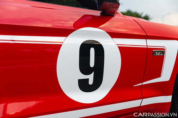 Chiếc Ford Mustang High Performance 2020 này vẫn sử dụng động cơ EcoBoost 2.3L nhưng đã được tỉnh chỉnh lại giúp sản sinh 330 mã lực, tăng 20 mã lực so với phiên bản tiêu chuẩn. Mô-men xoắn cực đại vẫn giữ nguyên ở mức 475 Nm.