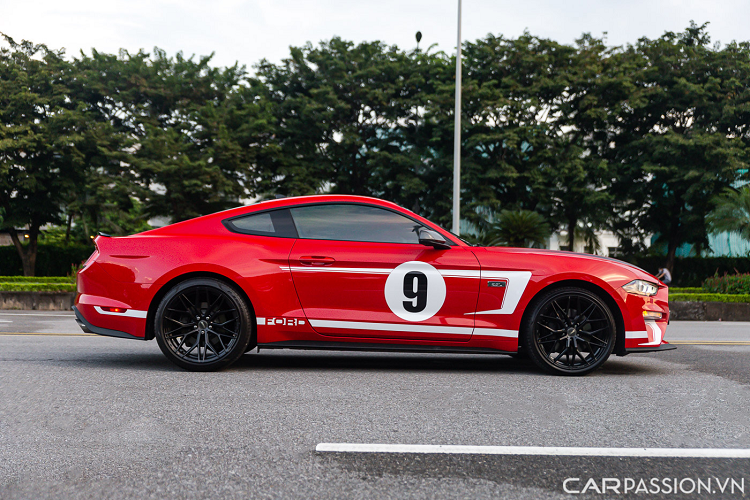 Cụm đèn pha hầm hố kết hợp cùng đèn xi nhan thanh mảnh đã tạo nên một chiếc Mustang thể thao đúng chất cơ bắp Mỹ. Để phân biệt với các phiên bản EcoBoost 2.3L thông thường khác, trên thân xe có gắn huy hiệu High Performance 2.3L.