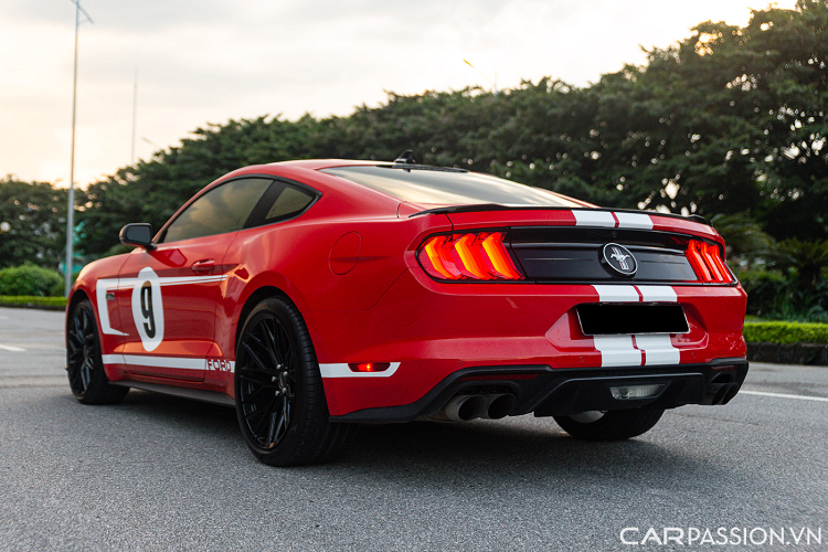 Một chiếc Ford Mustang High Performance đời 2020 đã được rao bán lại với mức giá 3 tỷ 790 triệu đồng sau khi lăn bánh chỉ 6.700 km. Sau hơn 2 năm sử dụng, trung bình chiếc Mustang này mỗi tháng chỉ lăn bánh gần 280 km. Ngoài ra, xe đã được khoác lên bộ tem thể thao lấy ý tưởng từ phiên bản Hennessey Heritage Edition.