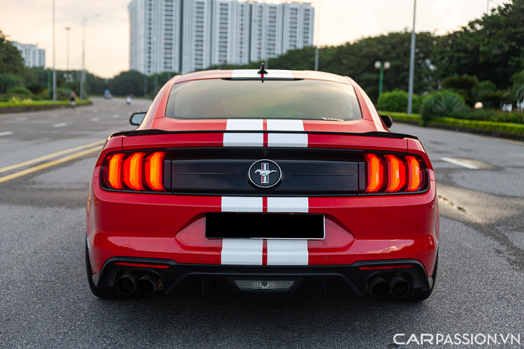 Ngoài ra, xe cũng được trang bị bộ mâm đa chấu thể thao kích thước 20 inch tới từ hãng độ 305 Forged. Ford Mustang sở hữu kích thước Dài x Rộng x Cao lần lượt là 4.784 x 1.916 x 1.381 (mm), chiều dài trục cơ sở đạt 2.720 mm.