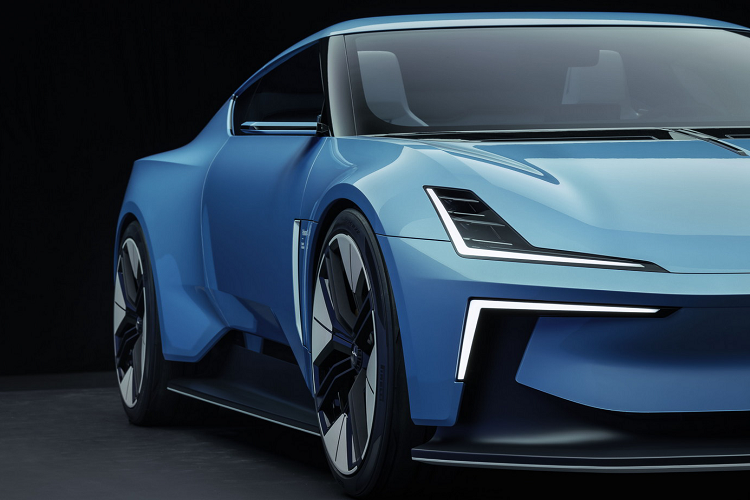 Tên Polestar 6 có nghĩa là mẫu xe mui trần này sẽ được định vị nằm trên mẫu xe grand tourer chạy điện Polestar 5 sắp ra mắt. Xét dựa trên thiết kế của chiếc grand tourer, phiên bản thương mại của chiếc roadster dự kiến sẽ giữ lại hầu hết kiểu dáng của mẫu concept O2, ngoại trừ một số tính năng được lược bỏ bớt.