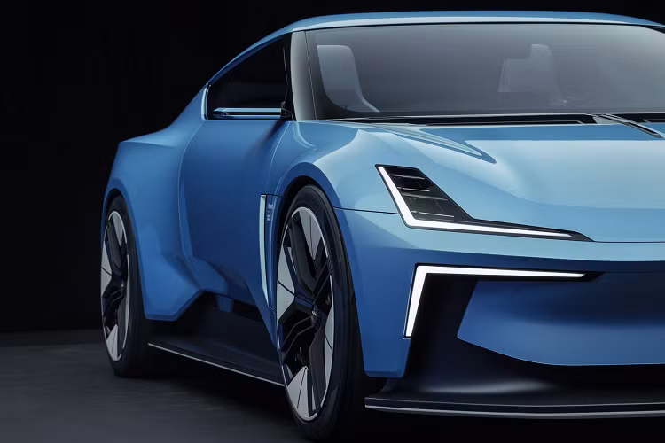 Tên Polestar 6 có nghĩa là mẫu xe mui trần này sẽ được định vị nằm trên mẫu xe grand tourer chạy điện Polestar 5 sắp ra mắt. Xét dựa trên thiết kế của chiếc grand tourer, phiên bản thương mại của chiếc roadster dự kiến sẽ giữ lại hầu hết kiểu dáng của mẫu concept O2, ngoại trừ một số tính năng được lược bỏ bớt.