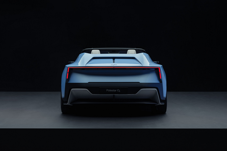 Chiếc xe này sẽ có tên O2 Polestar 6 chạy điện và dự kiến sẽ ra mắt vào năm 2026 với hệ thống truyền động hoàn toàn bằng điện. Thomas Ingenlath, Giám đốc điều hành Polestar chia sẻ về phản ứng của người tiêu dùng và báo chí sau sự ra mắt của mẫu Concept O2 vào tháng 3/2022 đã thúc đẩy họ hướng tới việc đưa mẫu xe này vào sản xuất thương mại.