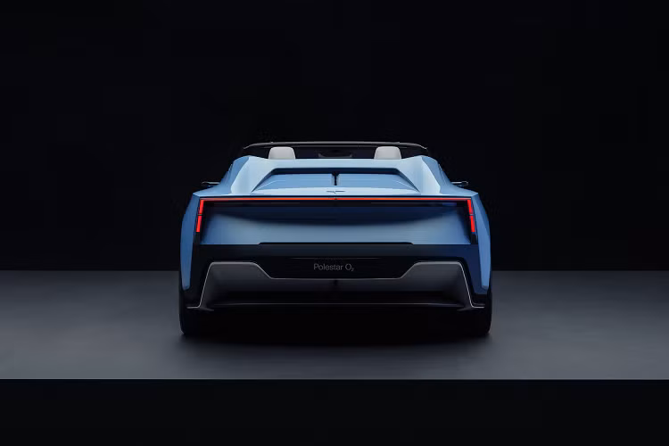 Chiếc xe này sẽ có tên O2 Polestar 6 chạy điện và dự kiến sẽ ra mắt vào năm 2026 với hệ thống truyền động hoàn toàn bằng điện. Thomas Ingenlath, Giám đốc điều hành Polestar chia sẻ về phản ứng của người tiêu dùng và báo chí sau sự ra mắt của mẫu Concept O2 vào tháng 3/2022 đã thúc đẩy họ hướng tới việc đưa mẫu xe này vào sản xuất thương mại.