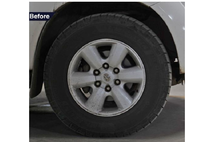 So sánh hai bức ảnh trước và sau của Toyota Fortuner độ Lexus, người xem không khỏi ngỡ ngàng trước sự biến hóa tài tình của Autorounders. Đầu xe được “thừa hưởng” tản nhiệt hình con suốt từ Lexus, cửa hút gió giả, cặp đèn pha mới cùng nắp ca-pô rộng hơn.