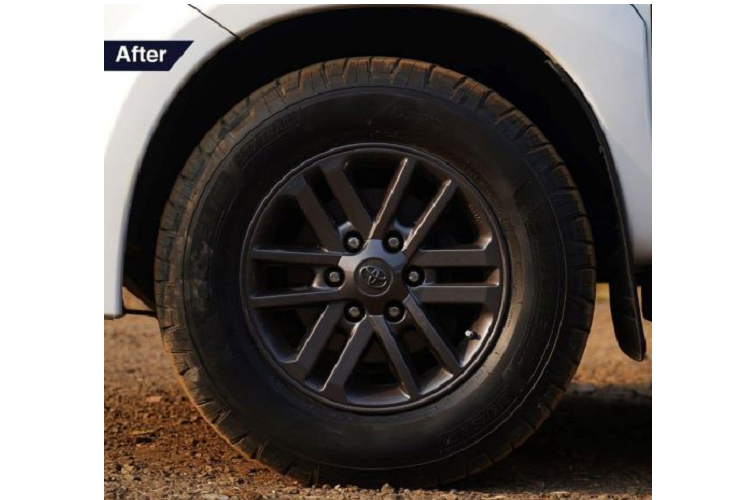 Hông xe vẫn được giữ nguyên, tuy nhiên màu xe đã được sơn thành màu trắng ngọc trai đi cùng bộ mâm hợp kim xám kim loại.