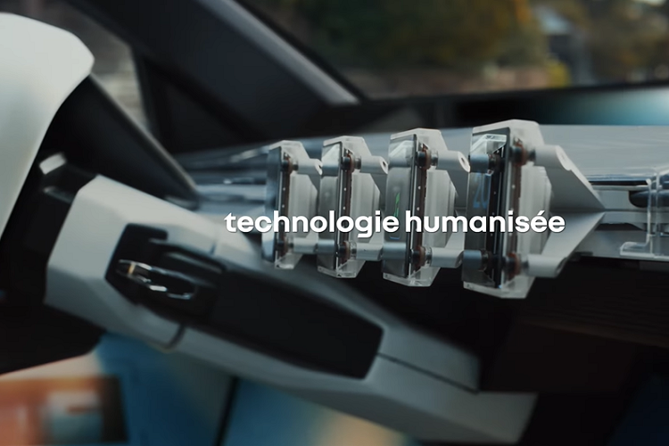 Tất cả bốn ghế ngồi của xe đều được trang bị loa và micrô, và Renault tuyên bố chúng sẽ có thể cung cấp âm thanh riêng cho radio và phát nhạc, cũng như điều khiển bằng giọng nói. Xe cũng sẽ có thể truyền lại giọng nói của hành khách trong xe và nếu cần, khuếch đại giọng đó. Tính năng này sẽ tỏ ra hữu ích cho những người khiếm thính, và thêm lần nhấn mạnh cột mục tiêu “hòa nhập”. Việc không có cột trung tâm cũng sẽ tạo lối vào thuận lợi hơn cho những người khuyết tật liên quan đến vận động, hoặc người già.