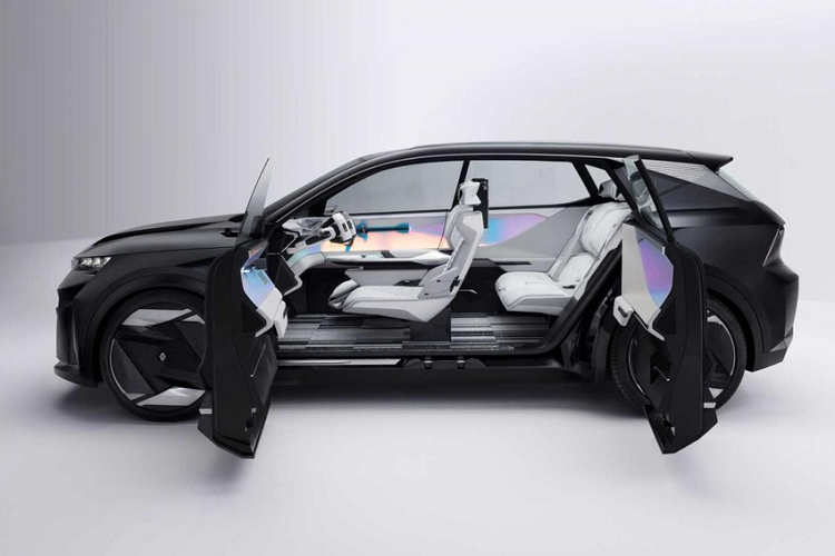 Renault đã hợp tác với nhạc sĩ điện tử và kỹ sư âm thanh người Pháp Jean-Michel Jarre để tạo ra âm thanh đặc thù cho mẫu xe concept mới của mình, và âm thanh này sẽ đến từ một trong bốn loa đặt ở cửa. Renault đã không hé lộ nhiều về âm thanh của chiếc xe, nhưng ý tưởng chung là cách tiếp cận “ít hơn là nhiều hơn”, tập trung quanh việc “quan tâm đến các nguồn lực”.