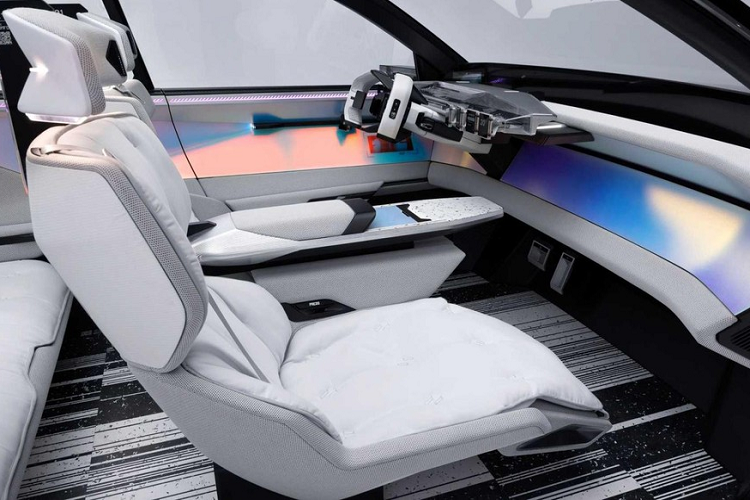 Dĩ nhiên, mẫu xe tân tiến này cũng phải thật an toàn. Theo nhà sản xuất, một hệ thống camera được lắp vào phần đầu xe sẽ giúp mở rộng tầm nhìn của người lái lên đến 24%. Nó sẽ hiển thị ảnh chụp góc rộng của bất cứ thứ gì ở phía trước xe trên một trong những màn hình được đặt trên mặt táp lô. Kính chắn gió cũng lớn hơn, cho phép tầm nhìn xa hơn. Renault cũng đã phát triển một loại hệ thống hỗ trợ người lái, mà hãng gọi là “giao diện đánh giá rủi ro”. Hệ thống này sẽ giúp “dự đoán các tình huống căng thẳng vào phút cuối”.