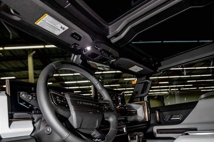 Ở phía sau, GMC Hummer EV Edition 1 2022 được trang bị cụm đèn hậu LED đặt dọc cản sau hạng nặng và cửa thùng sau MultiPro. Để tăng khả năng off-road cho “siêu bán tải” thuần điện, GMC cung cấp cho xe bộ lốp Goodyear Wrangler All Territory MT kích thước 35 inch hoặc tùy chọn lốp lớn hơn 37 inch.