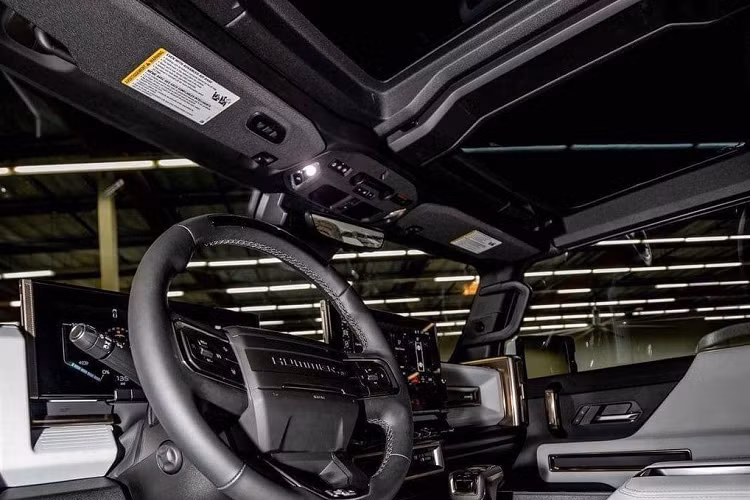 Ở phía sau, GMC Hummer EV Edition 1 2022 được trang bị cụm đèn hậu LED đặt dọc cản sau hạng nặng và cửa thùng sau MultiPro. Để tăng khả năng off-road cho “siêu bán tải” thuần điện, GMC cung cấp cho xe bộ lốp Goodyear Wrangler All Territory MT kích thước 35 inch hoặc tùy chọn lốp lớn hơn 37 inch.