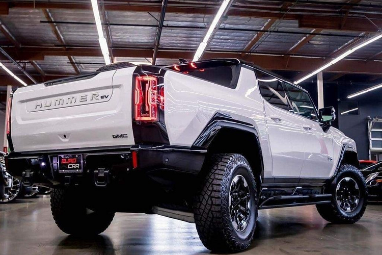 Cung cấp năng lượng cho các motor điện là gói pin Ultium dung lượng 212,7 kWh, cho phép GMC Hummer EV có thể di chuyển được quãng đường 529 km. Đáng chú ý, với công suất sạc lên tới 350 kW, chỉ với một lần sạc trong 10 phút, GMC Hummer EV có thể đi được khoảng 161 km.