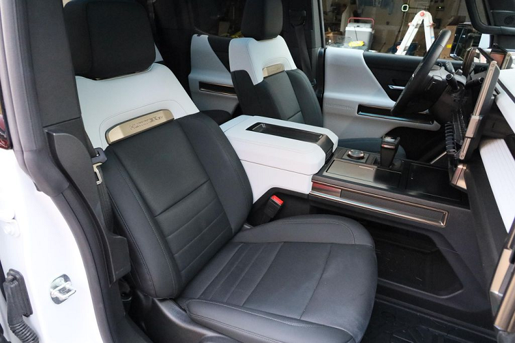 Chưa hết, hệ thống này còn có cả góc quay dưới gầm xe để hạn chế va phải các chướng ngại vật khi di chuyển trên địa hình gồ ghề. Ngoài ra, hệ thống thông tin giải trí cũng sẽ hiển thị các tiện ích off-road, cung cấp cho tài xế thông tin về tình trạng địa hình các chức năng của xe.