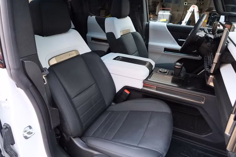 Chưa hết, hệ thống này còn có cả góc quay dưới gầm xe để hạn chế va phải các chướng ngại vật khi di chuyển trên địa hình gồ ghề. Ngoài ra, hệ thống thông tin giải trí cũng sẽ hiển thị các tiện ích off-road, cung cấp cho tài xế thông tin về tình trạng địa hình các chức năng của xe.