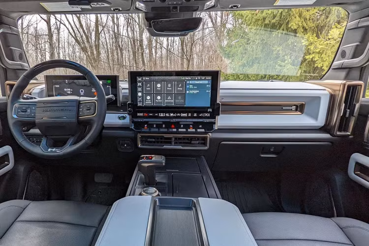 Ở bên trong cabin, GMC Hummer EV Edition 1 2022 cung cấp cho người dùng màn hình thông tin giải trí 13,4 inch đặt nổi trên bảng táp-lô, tích hợp hệ thống UltraVision của Hummer với 18 góc quay camera khác nhau.