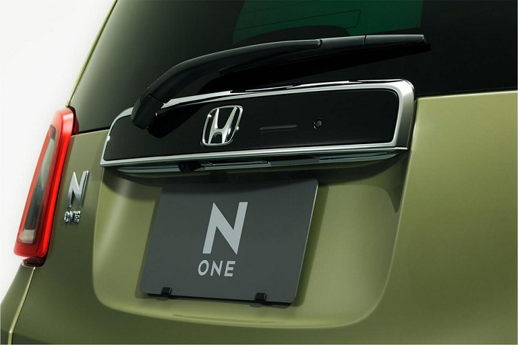 Bên trong Honda N-One Style + Urban 2023 là không gian nội thất được thiết kế theo phong cách tối giản với mặt táp-lô có thiết kế giả ốp gỗ màu nâu vàng. Tiếp đến là ghế trước bọc da và tappi cửa phối 2 màu tương phản.