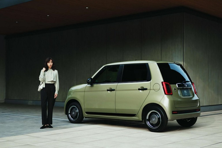 Dù không thay đổi nhiều kể từ thế hệ thứ nhất, ra mắt vào năm 2012, nhưng Honda N-One vẫn sở hữu thiết kế khá ấn tượng và không hề lạc hậu. Ở thế hệ thứ 2 trình làng vào năm 2020, Honda N-One cũng giữ lại phần lớn thiết kế của phiên bản cũ. Điều này cũng không hẳn là tệ vì xe vẫn được người tiêu dùng Nhật Bản đón nhận nhiệt tình.