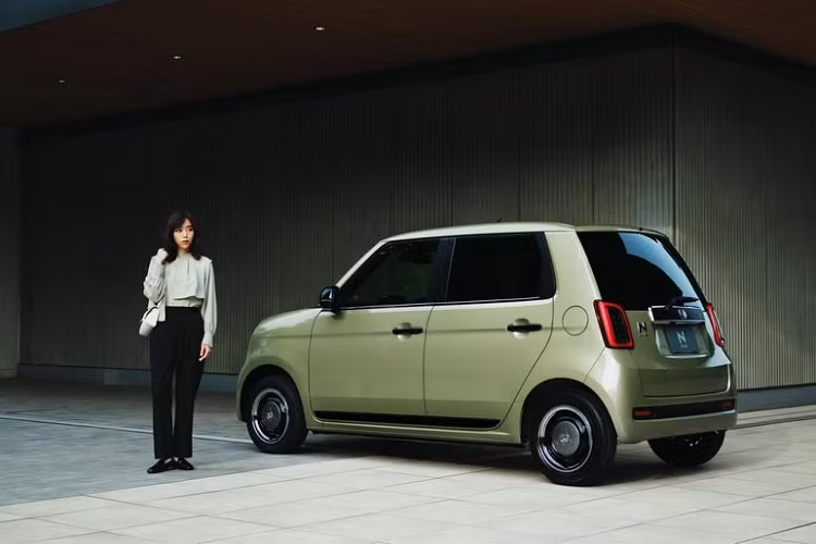 Dù không thay đổi nhiều kể từ thế hệ thứ nhất, ra mắt vào năm 2012, nhưng Honda N-One vẫn sở hữu thiết kế khá ấn tượng và không hề lạc hậu. Ở thế hệ thứ 2 trình làng vào năm 2020, Honda N-One cũng giữ lại phần lớn thiết kế của phiên bản cũ. Điều này cũng không hẳn là tệ vì xe vẫn được người tiêu dùng Nhật Bản đón nhận nhiệt tình.