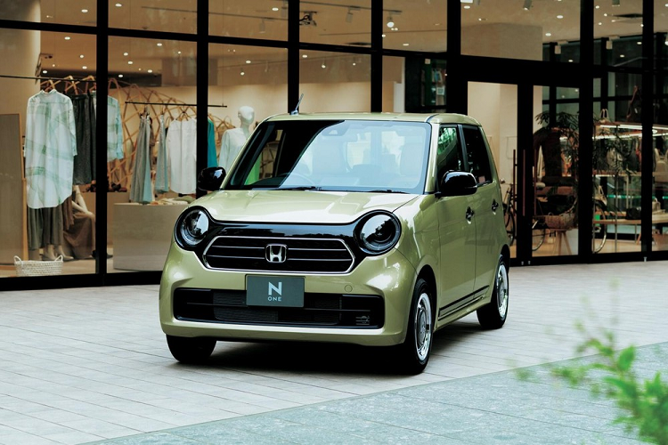 Tại thị trường Nhật Bản, những mẫu xe bán chạy nhất của Honda không phải là CR-V, Accord hay Civic. Thay vào đó, những mẫu xe kei car như N-One mới thực sự là "chiến thần doanh số" của hãng Honda ở thị trường nội địa. Để tăng thêm sức hấp dẫn cho N-One, đã tung ra phiên bản đặc biệt mới mang tên Honda N-One Style + Urban 2023 mới.