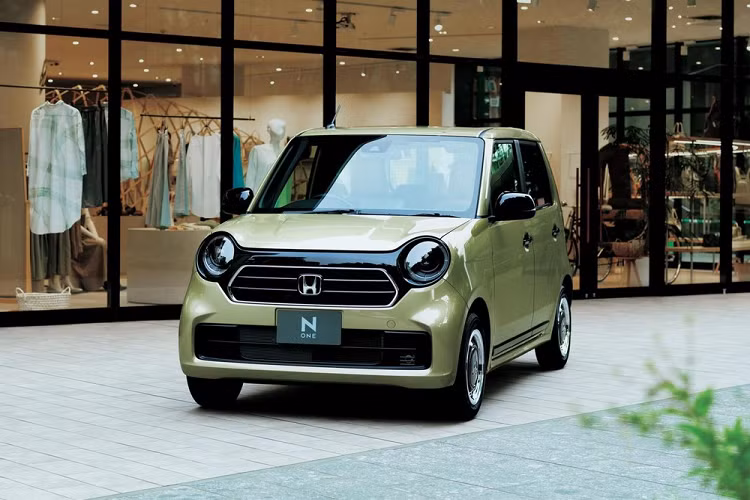 Tại thị trường Nhật Bản, những mẫu xe bán chạy nhất của Honda không phải là CR-V, Accord hay Civic. Thay vào đó, những mẫu xe kei car như N-One mới thực sự là "chiến thần doanh số" của hãng Honda ở thị trường nội địa. Để tăng thêm sức hấp dẫn cho N-One, đã tung ra phiên bản đặc biệt mới mang tên Honda N-One Style + Urban 2023 mới.
