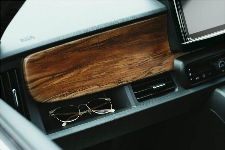 Nằm bên dưới nắp ca-pô của Honda N-One Style + Urban 2023 là động cơ xăng 3 xi-lanh, hút khí tự nhiên, dung tích 660cc, sản sinh công suất tối đa 58 mã lực. Động cơ này kết hợp với hộp số biến thiên vô cấp CVT và hệ dẫn động 4 bánh.