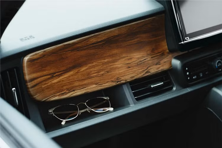 Nằm bên dưới nắp ca-pô của Honda N-One Style + Urban 2023 là động cơ xăng 3 xi-lanh, hút khí tự nhiên, dung tích 660cc, sản sinh công suất tối đa 58 mã lực. Động cơ này kết hợp với hộp số biến thiên vô cấp CVT và hệ dẫn động 4 bánh.