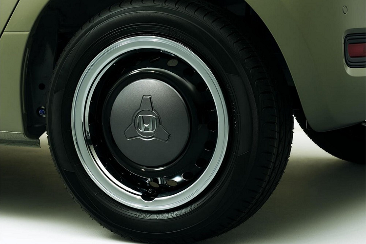 Những trang bị tiêu chuẩn của xe bao gồm sưởi ghế, hệ thống điều hòa tự động, 2 cổng USB và gói công nghệ an toàn chủ động Honda Sensing. Trong khi đó, màn hình cảm ứng trung tâm, cung cấp hệ thống định vị, TV kỹ thuật số, tính năng ra lệnh bằng giọng nói và camera lùi, là trang bị tùy chọn của mẫu xe kei car này.