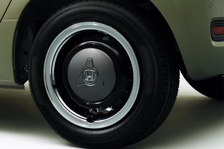 Những trang bị tiêu chuẩn của xe bao gồm sưởi ghế, hệ thống điều hòa tự động, 2 cổng USB và gói công nghệ an toàn chủ động Honda Sensing. Trong khi đó, màn hình cảm ứng trung tâm, cung cấp hệ thống định vị, TV kỹ thuật số, tính năng ra lệnh bằng giọng nói và camera lùi, là trang bị tùy chọn của mẫu xe kei car này.