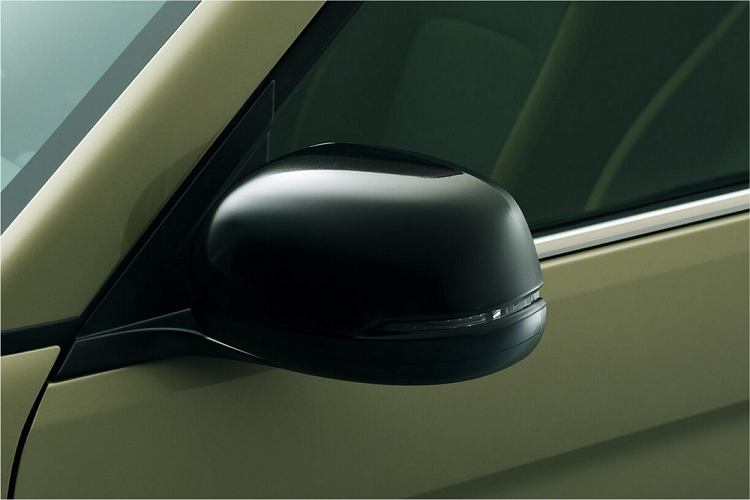 Theo hãng Honda, N-One Style + Urban 2023 được trang bị đèn pha và đèn hậu LED toàn phần với vỏ màu đen tiêu chuẩn. Cuối cùng là vành la-zăng bằng thép có đường kính 14 inch với ốp mâm mang phong cách cổ điển.