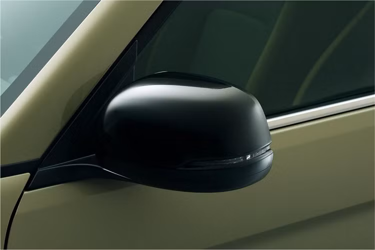 Theo hãng Honda, N-One Style + Urban 2023 được trang bị đèn pha và đèn hậu LED toàn phần với vỏ màu đen tiêu chuẩn. Cuối cùng là vành la-zăng bằng thép có đường kính 14 inch với ốp mâm mang phong cách cổ điển.