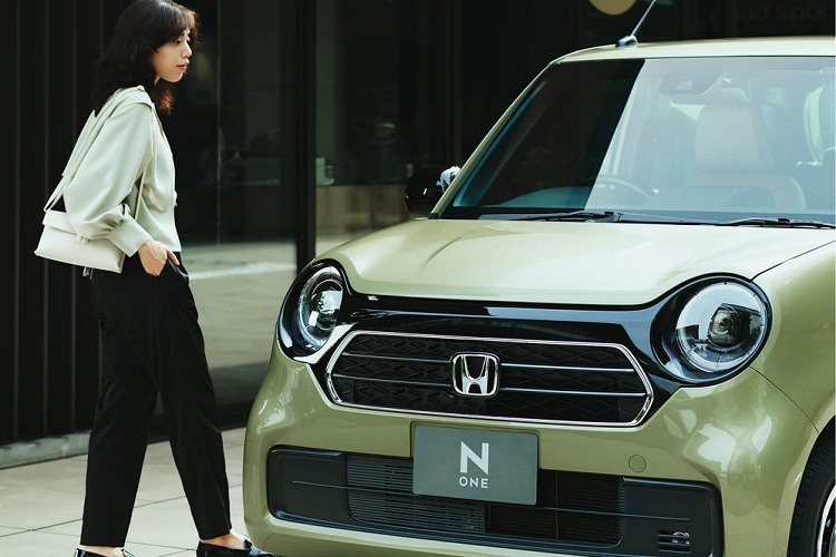 Mẫu xe kei car Honda N-One Style + Urban 2023 được phân biệt với bản thường bằng những chi tiết mạ crôm trên lưới tản nhiệt hình lục giác. Bao quanh lưới tản nhiệt này và 2 cụm đèn pha tròn trịa là tấm ốp màu đen bóng. Ngoài ra, Honda N-One Style + Urban 2023 còn có những chi tiết màu đen bóng khác như ốp gương ngoại thất, tay nắm cửa, nẹp trên cửa và vành la-zăng. Thêm vào đó là ốp màu đen với viền mạ crôm trên cửa cốp sau của xe.