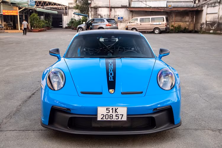 Mới đây, trong bài đăng trên mạng xã hội của mình, Cường Đô la đã thu về gần 10 nghìn lượt likes chỉ sau 2 giờ đăng tải, nội dung chính là việc "Có nên tặng luôn cho bà xã chiếc xe đua đường phố Porsche 911 GT3 thế hệ 992 này để mua 1 xe khác về trải nghiệm hay không".