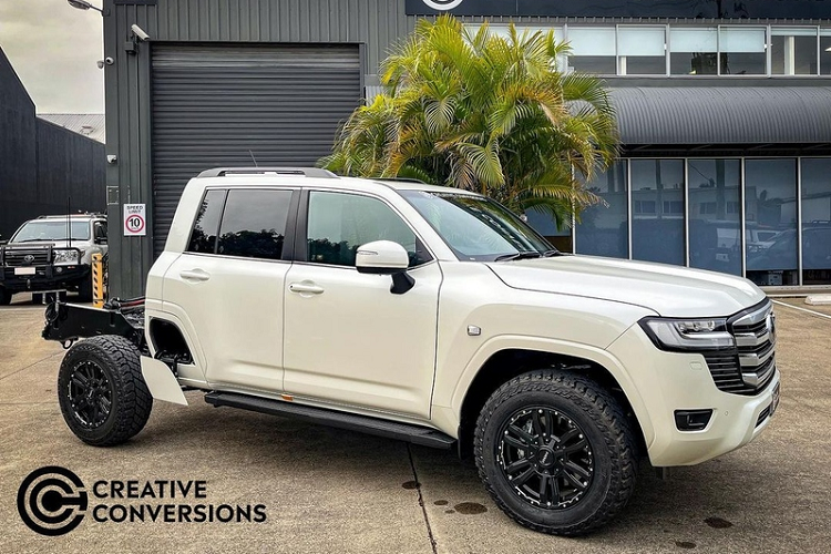 Lấy cảm hứng từ chiếc Land Cruiser 79 vẫn còn được bán ở một số nơi, đội ngũ Creative Conversions đã cắt bỏ hoàn toàn phần đuôi của Toyota Land Cruiser 300 Series 2022 mới để tạo ra một chiếc xe bán tải 2 khoang rộng rãi.