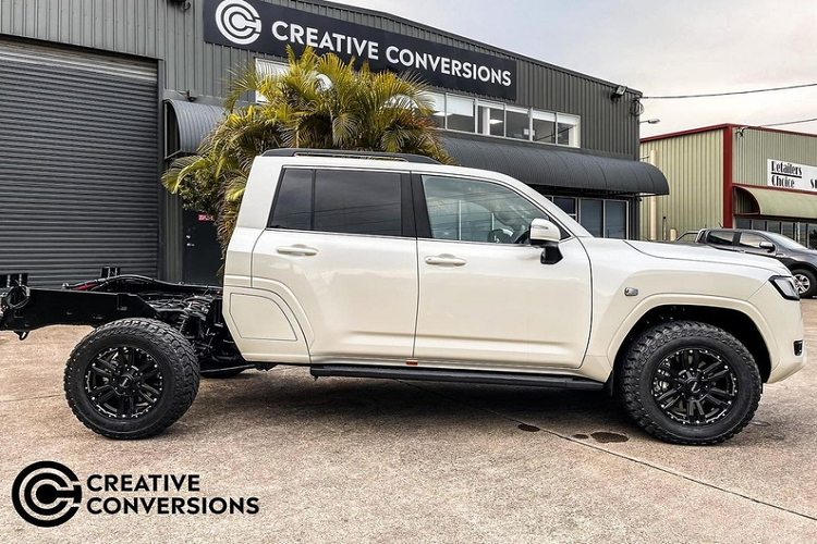 Hãng độ Đức cho biết những chiếc Toyota Land Cruiser 2022 độ xe bán tải đều dùng động cơ dầu diesel tăng áp kép thay vì máy xăng tăng áp kép.