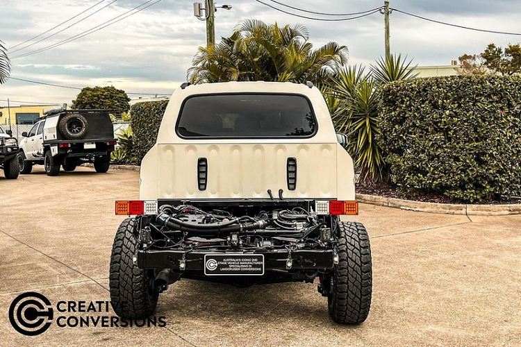 Động cơ dầu 3.3L cho công suất 304 mã lực và mô-men xoắn cực đại 700 Nm. Tịa thị trường Việt Nam hiện nay, giá xe Toyota Land Cruiser 2022 chính hãng niêm yết 4,060 tỷ đồng. Tuy nhiên do khan hàng, khách hàng phải chi thêm tới cả tỷ đồng mới có cơ hội nhận xe.