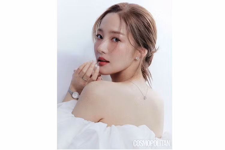 Trong loạt ảnh được Dispatch tung ra, đáng chú ý có hình ảnh nữ diễn viên xinh đẹp Park Min Young cầm lái SUV Lamborghini Urus màu vàng rất sành điệu, đây được cho là quà tặng của bạn trai đại gia tiền ảo dành cho cô.