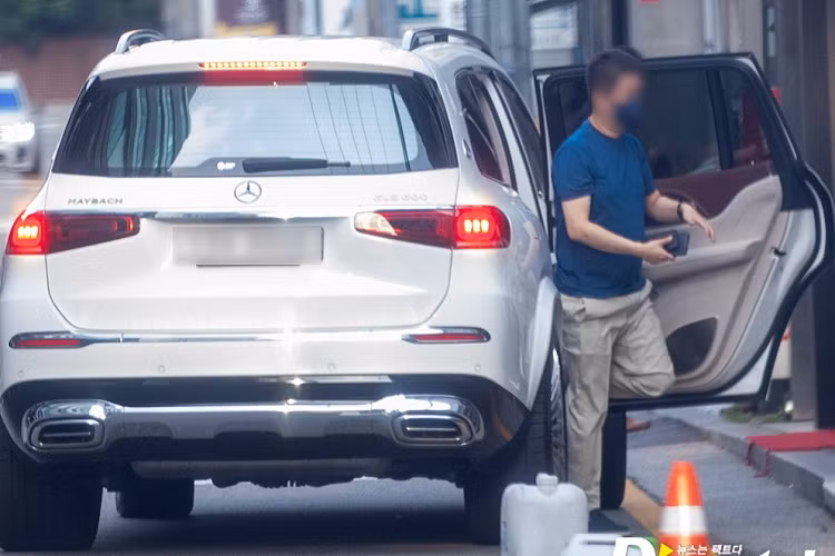 Dispatch cho biết Hook Entertainment, công ty quản lý hiện tại của Park Min Young có mối quan hệ mật thiết với bạn làm ăn của bạn trai Kang Jong Hyun. Park Min Young hiện vẫn giữ quyền im lặng dù cô và bạn trai đều chưa kết hôn, vì thế, nhiều người tin rằng việc cặp đôi này bị tung ảnh hẹn hò có thể làm mối quan hệ của cả 2 đi đến bước đường hôn nhân nhanh hơn.