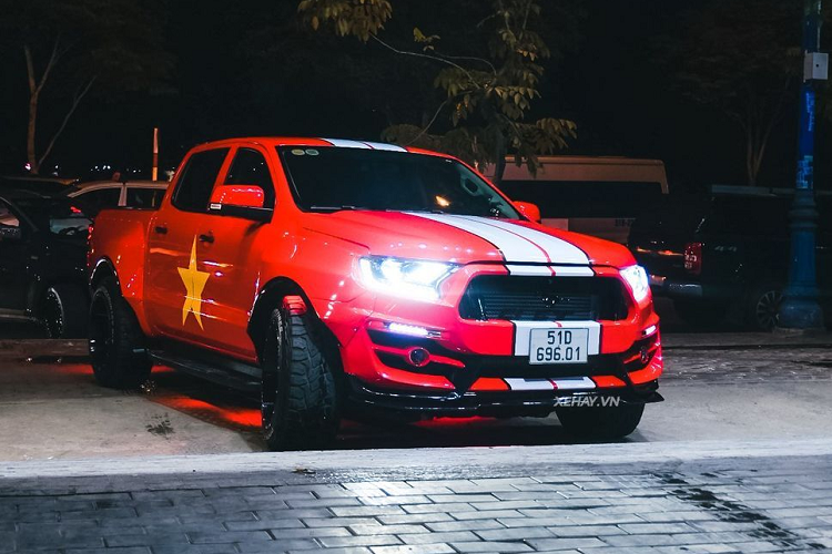 Với gói độ wide body, chiếc Ford Ranger đặc biệt này có phần hốc bánh xe được nới rộng ra đáng kể so với nguyên bản. Hệ thống treo khí nén cũng được nâng cấp để giúp hạ chiều cao của xe xuống thấp hơn, tạo ra một tư thế vô cùng khiêu khích, hiếu chiến.