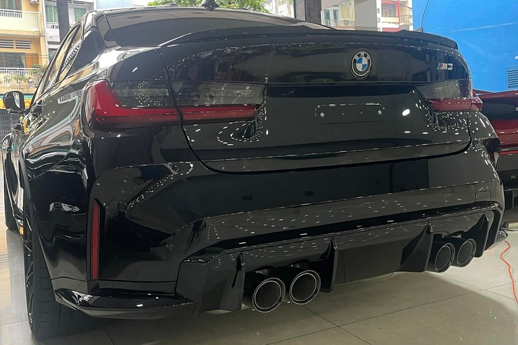BMW M3 G80 đầu tiên cập bến Việt Nam thuộc phiên bản sedan và xe có trang bị hộp số sàn rất phù hợp cho các tay đua muốn trải nghiệm cảm giác sang số quen thuộc trên các mẫu xe hiệu suất cao của hãng xe BMW trứ danh. Hộp số sàn 6 cấp còn nhẹ hơn khoảng 22,7 kg so với loại tự động 8 cấp