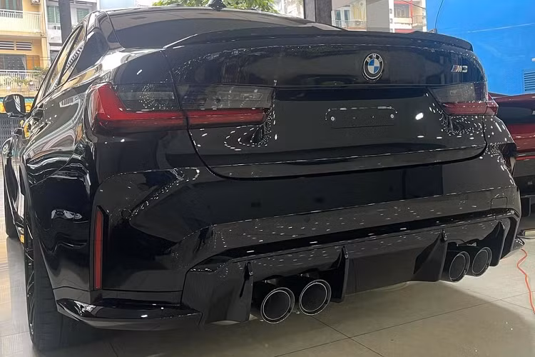 BMW M3 G80 đầu tiên cập bến Việt Nam thuộc phiên bản sedan và xe có trang bị hộp số sàn rất phù hợp cho các tay đua muốn trải nghiệm cảm giác sang số quen thuộc trên các mẫu xe hiệu suất cao của hãng xe BMW trứ danh. Hộp số sàn 6 cấp còn nhẹ hơn khoảng 22,7 kg so với loại tự động 8 cấp
