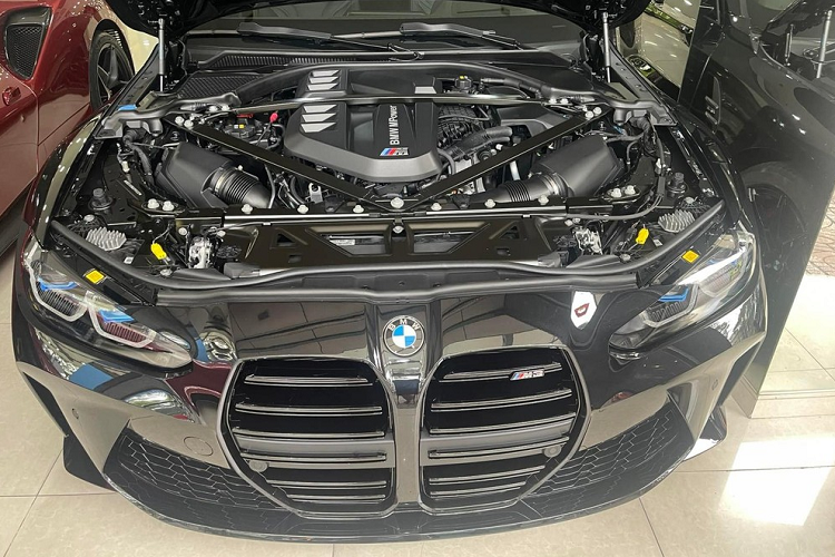 Hình ảnh chụp lại cho thấy, chiếc xe BMW M3 G80 đầu tiên về Việt Nam được một công ty nhập khẩu tư nhân ở TP HCM đưa về. Nơi đây đang trưng bày rất nhiều quái vật tốc độ chẳng hạn như Shelby Super Snake, cặp đôi xe Ford GT thế hệ mới hay cả Dodge SRT Viper ACR cùng siêu xe mui trần Ferrari 488 Pista Spider.