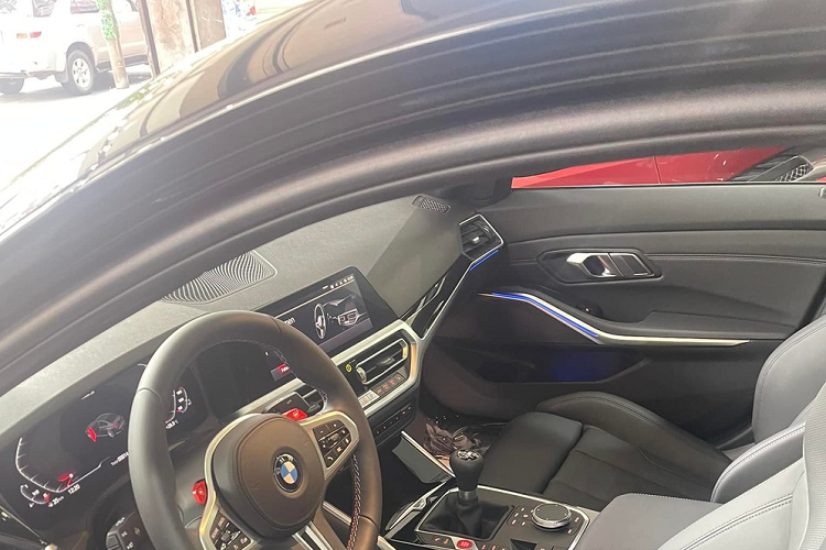 Nhìn diện mạo của dòng xe BMW M3 phiên bản G80 đã thấy sự hấp dẫn với lưới tản nhiệt quả thận đã được kéo dọc xuống tận cản va trước, điều này giúp phần đầu xe BMW M3 thế hệ mới trông hấp dẫn và cá tính hơn so với đời trước