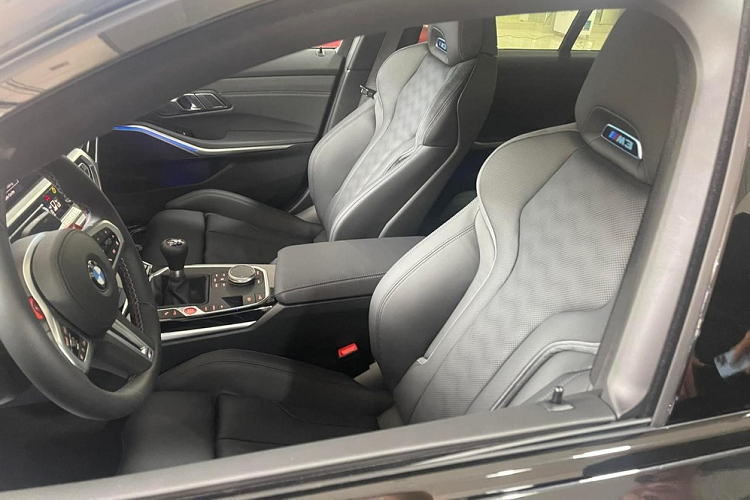 Hiện đơn vị nhập khẩu vẫn chưa công bố giá xe BMW M3 2021 mới tại Việt Nam, tuy nhiên tại thị trường Mỹ, mẫu xe hiệu năng cao này có giá khoảng 70.000 USD tương đương 1,6 tỷ đồng. Mức giá dự đoán của mẫu xe này sau thuế sẽ khoảng hơn 4 tỷ đồng.