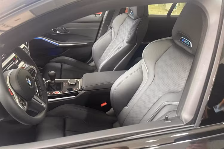 Hiện đơn vị nhập khẩu vẫn chưa công bố giá xe BMW M3 2021 mới tại Việt Nam, tuy nhiên tại thị trường Mỹ, mẫu xe hiệu năng cao này có giá khoảng 70.000 USD tương đương 1,6 tỷ đồng. Mức giá dự đoán của mẫu xe này sau thuế sẽ khoảng hơn 4 tỷ đồng.