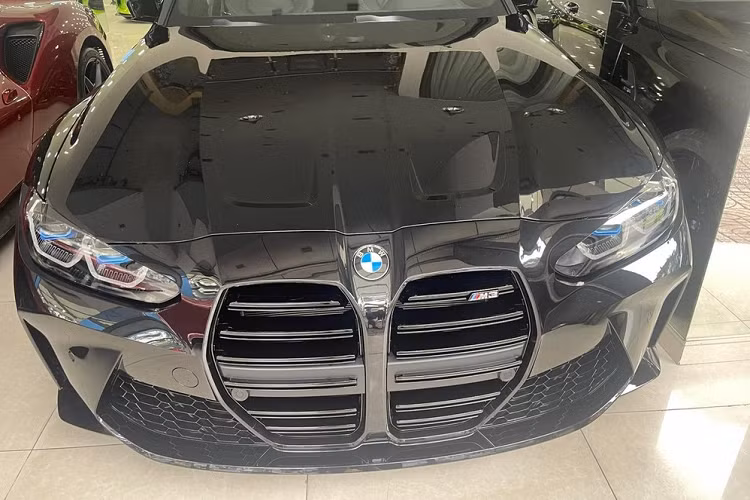 Động cơ đầy mạnh mẽ này sẽ đồng hành cùng hộp số sàn 6 cấp và hệ dẫn động cầu sau tiêu chuẩn, nhờ đó, giúp cho dòng sedan hiệu suất cao BMW M3 mã G80 có thể dễ dàng tăng tốc từ vị trí xuất phát lên 96 km/h chỉ trong thời gian 4,1 giây trước khi đạt vận tốc tối đa 290 km/h nếu như xe đi kèm gói M Driver’s Package.