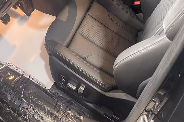 Kết hợp với đó là hốc gió 2 bên cũng được mở rộng tối đa và đi kèm các đường cắt xẻ khá táo bạo. Bên hông xe BMW M3 G80 có vòm bánh xe mở rộng, vòng ra phía đuôi xe sẽ thấy sự hầm hố của BMW M3 thế hệ mới qua ống xả kép tương xứng, cản va sau thể thao, cánh gió đuôi nhô cao cùng đèn hậu LED đẹp mắt.