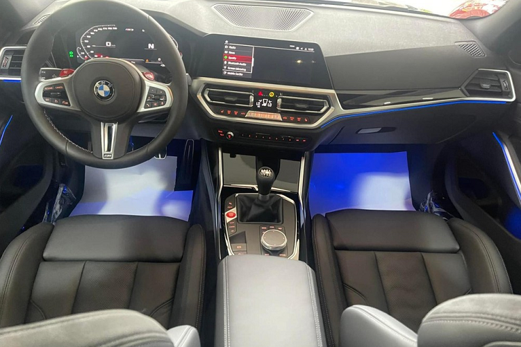 "Cỗ máy lái tối thượng" BMW M3 2021 đầu tiên về nước, chung showroom với nhiều quái vật tốc độ như Ford GT thế hệ mới, Ferrari 488 Pista Spider và Shelby Super Snake đỗ bên cạnh, nơi đây còn có chiếc xe thể thao Dodge SRT Viper ACR